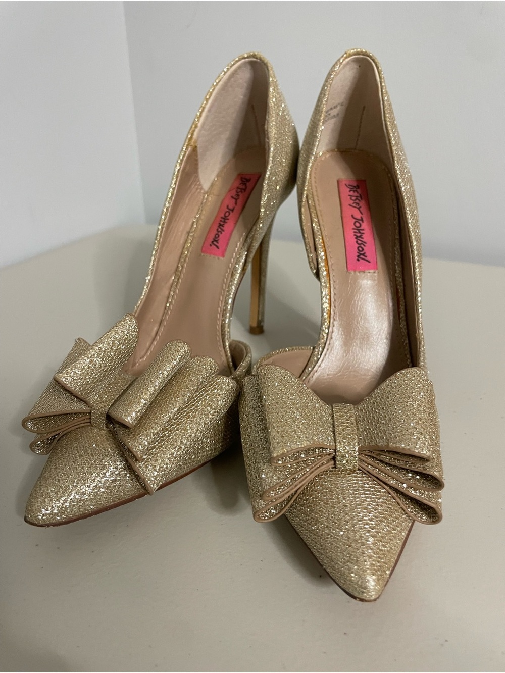 Betsey Johnson Prince gold glitter bow pumps heels size 6